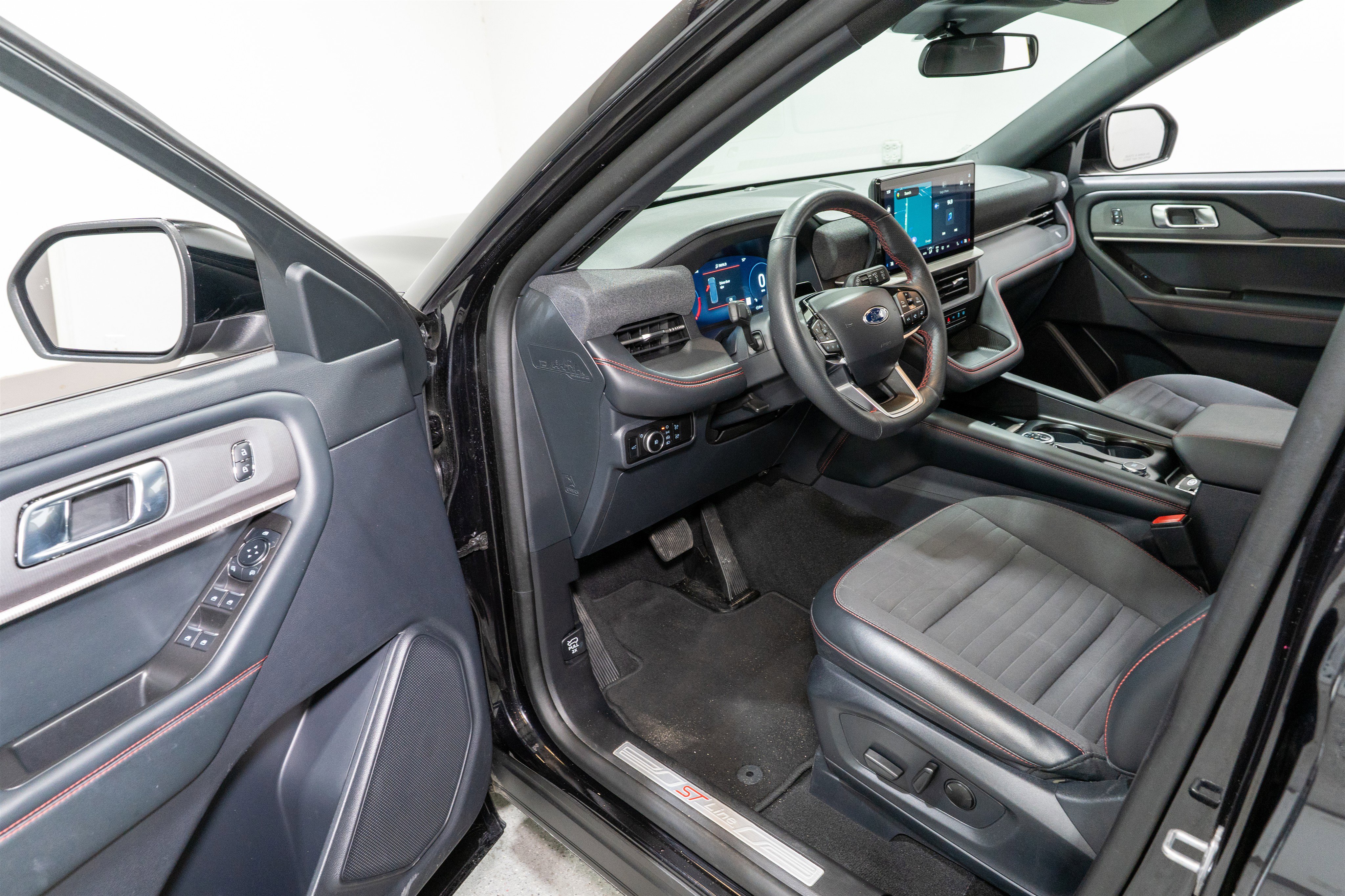 Used 2025 Ford Explorer ST-Line image 12