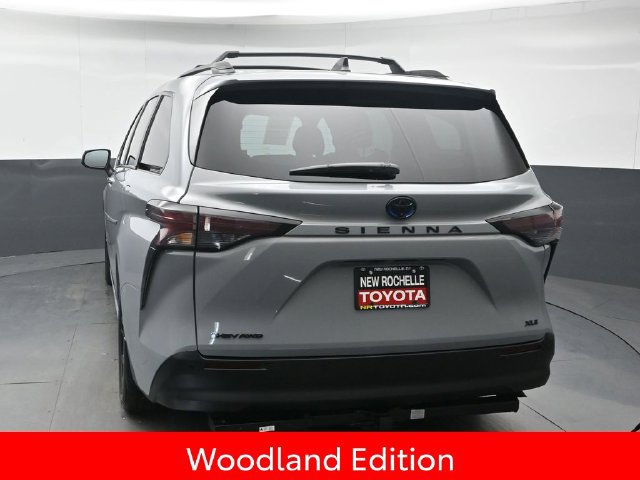 Used 2025 Toyota Sienna XLE Woodland Edition AWD/4WD image 5