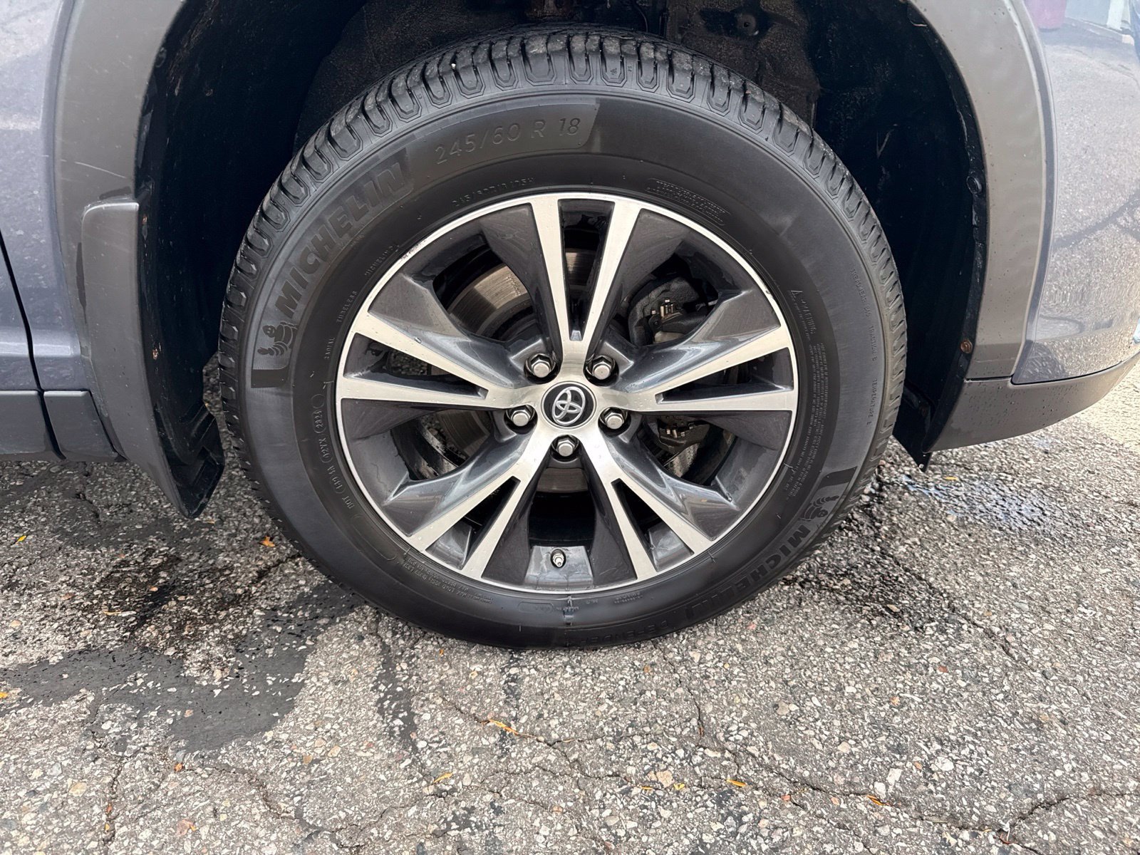 Used 2019 Toyota Highlander LE AWD/4WD image 10