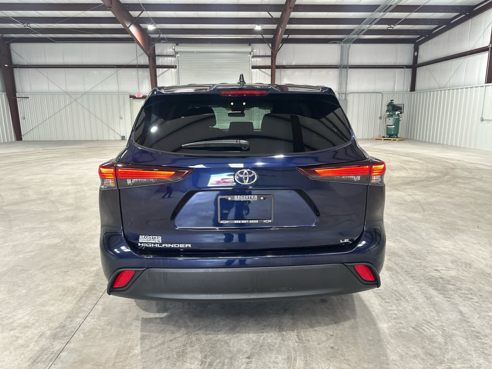 Used 2025 Toyota Highlander LE FWD image 4
