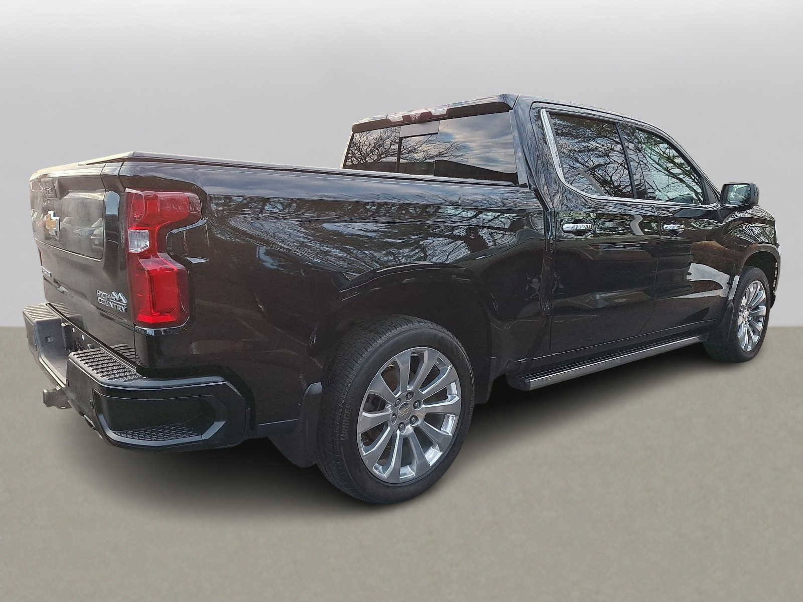 Used 2021 Chevrolet Silverado 1500 High Country w/ Technology Package image 3