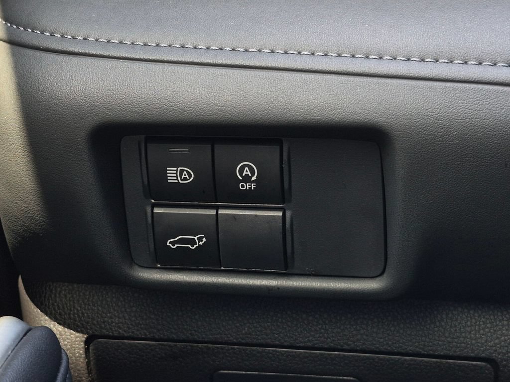 Used 2025 Toyota Highlander LE FWD image 27