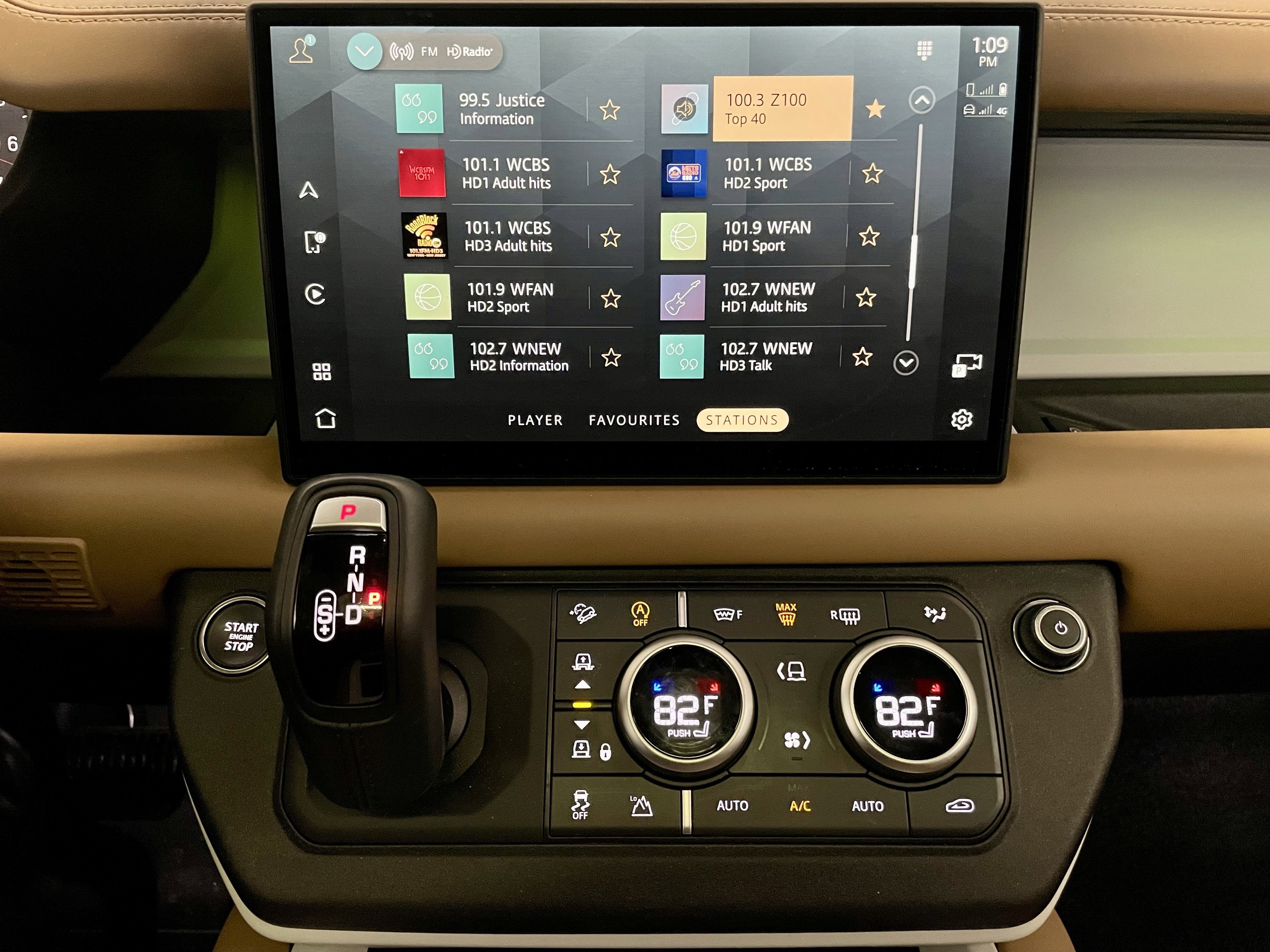 Certified 2025 Land Rover Defender 110 X-Dynamic SE image 29