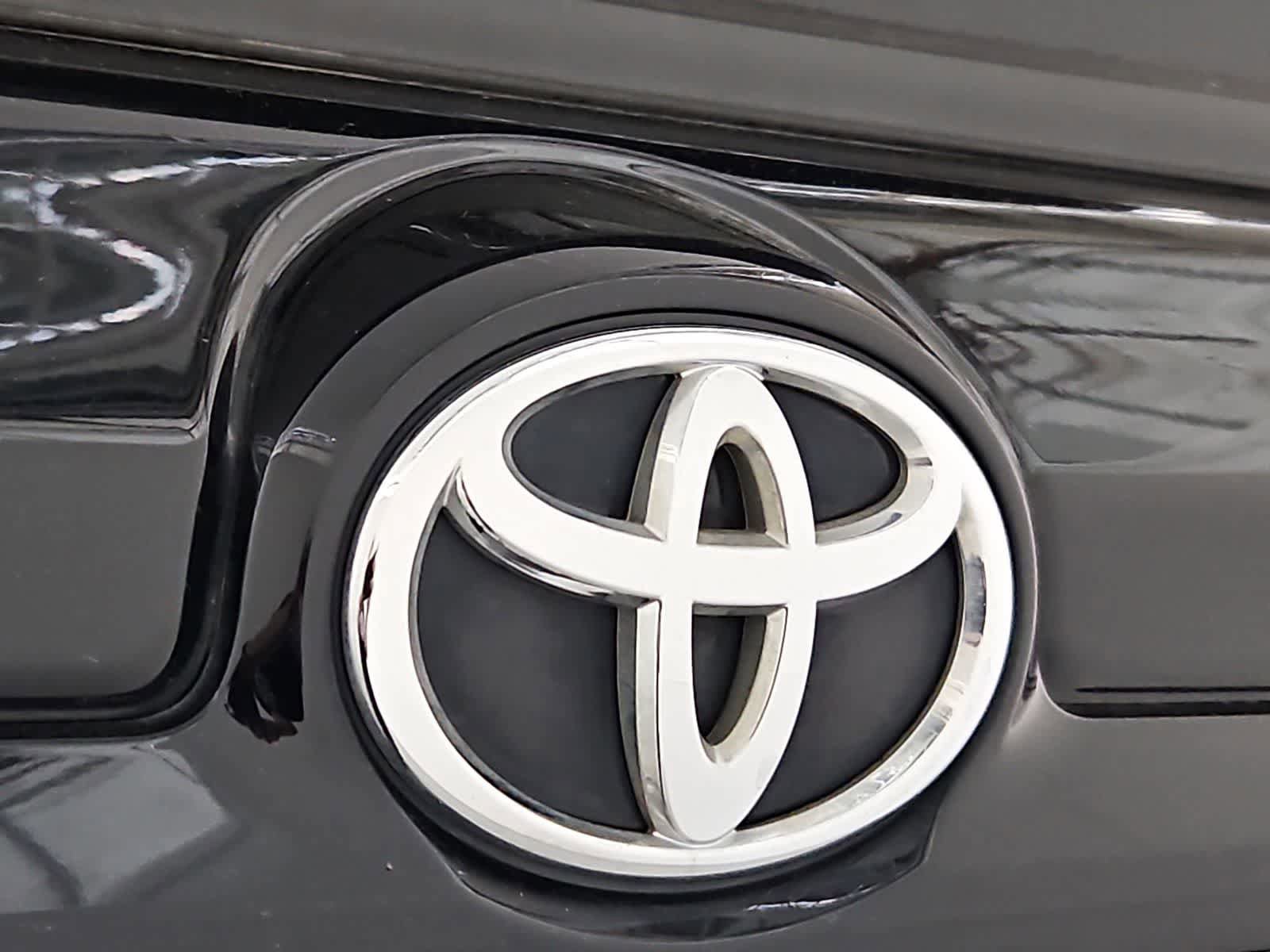 Used 2018 Toyota 4Runner SR5 AWD/4WD image 11