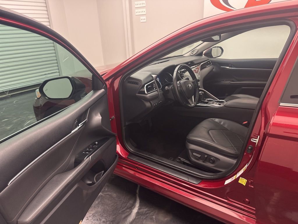 Used 2018 Toyota Camry XLE image 5