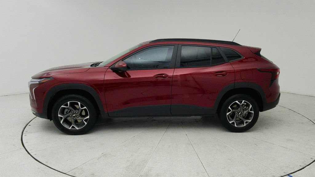 Used 2025 Chevrolet Trax LT w/ Driver Confidence Package FWD image 4