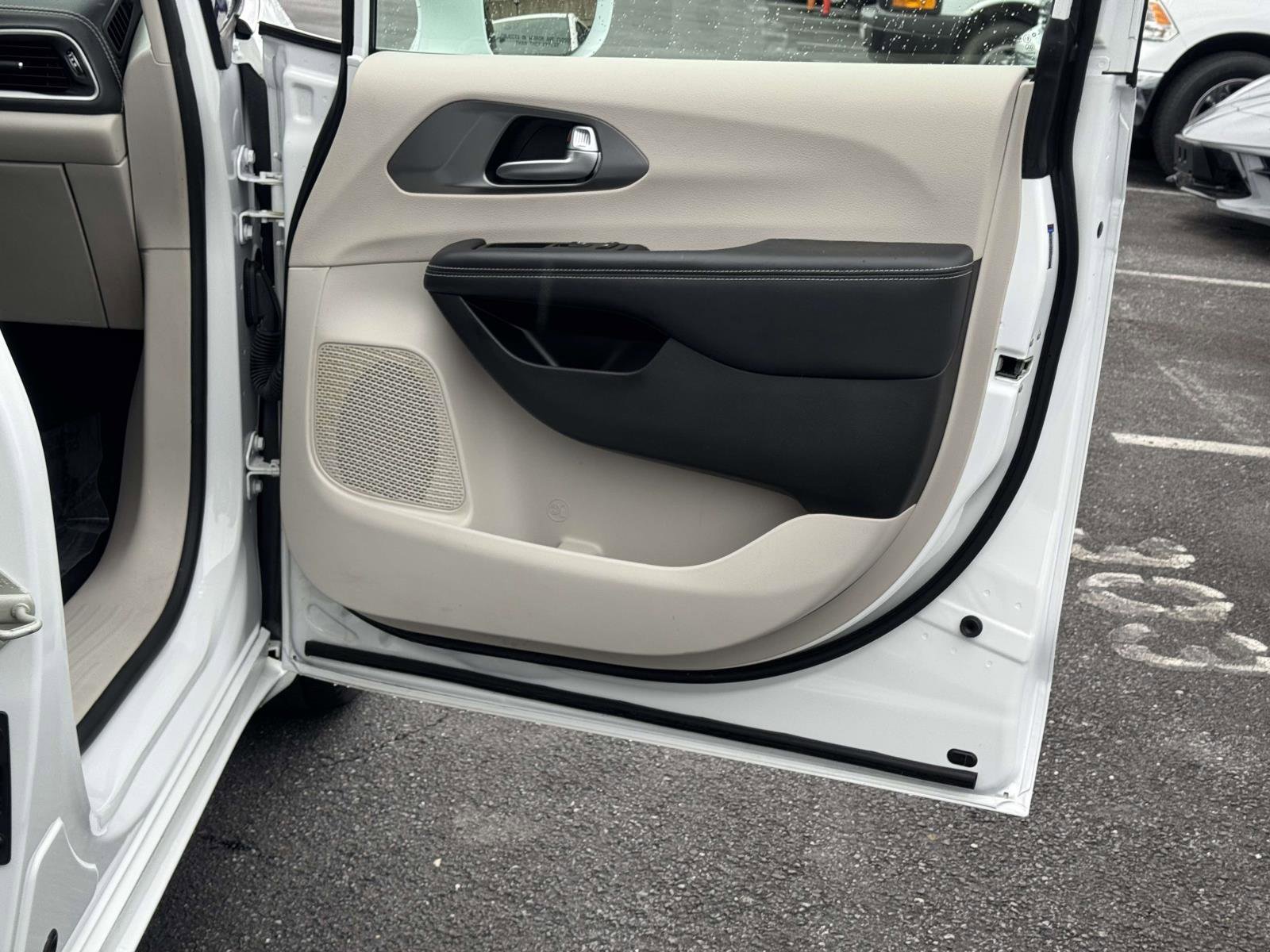 Used 2022 Chrysler Pacifica Touring-L w/ Uconnect Theater Family Group AWD/4WD image 14