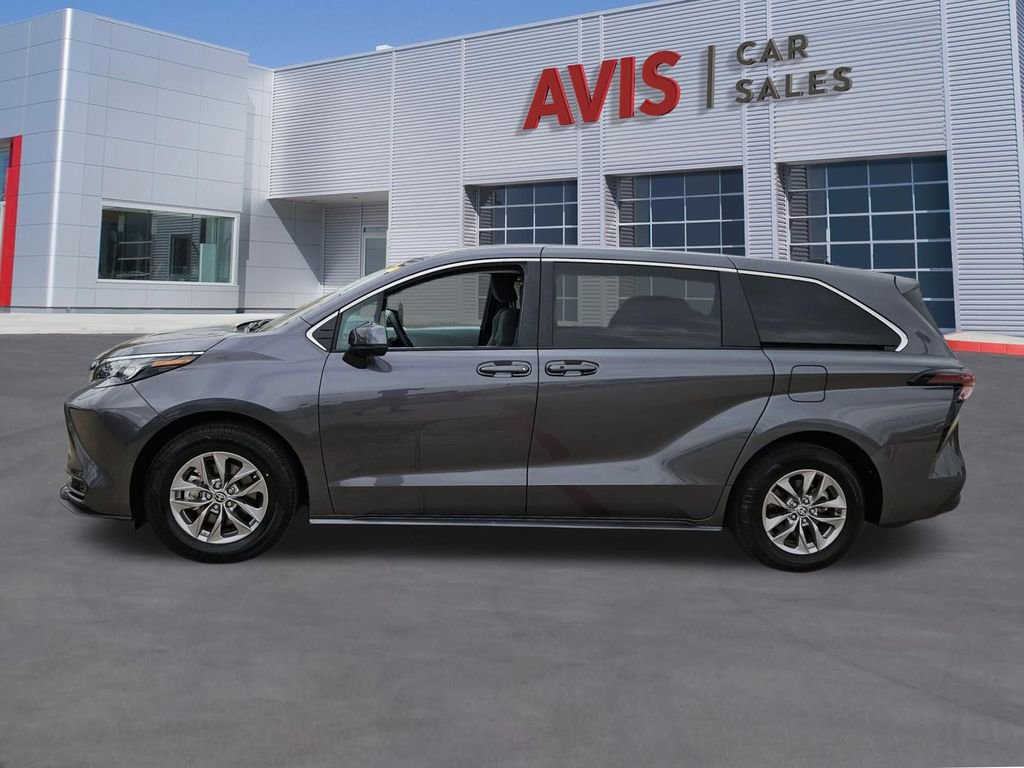 Used 2025 Toyota Sienna LE image 2