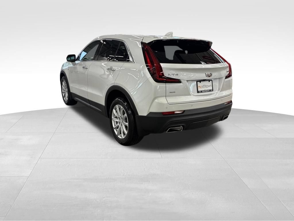 Used 2022 Cadillac XT4 Luxury w/ Cold Weather Package AWD/4WD image 4