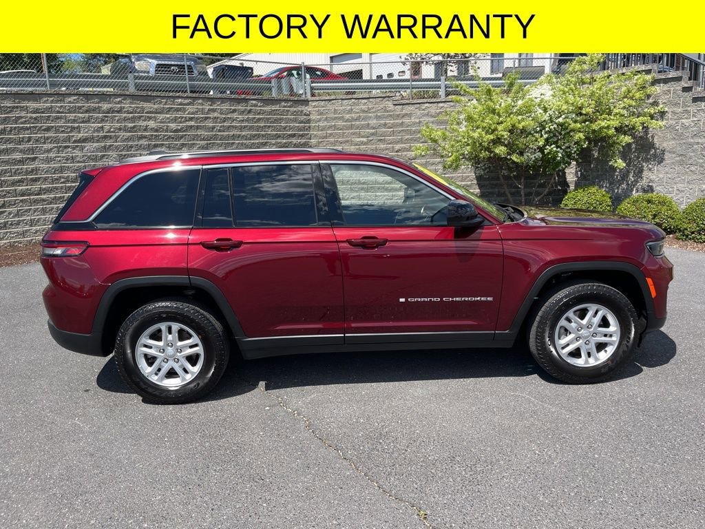 Used 2024 Jeep Grand Cherokee Laredo w/ Trailer Tow Package AWD/4WD image 3
