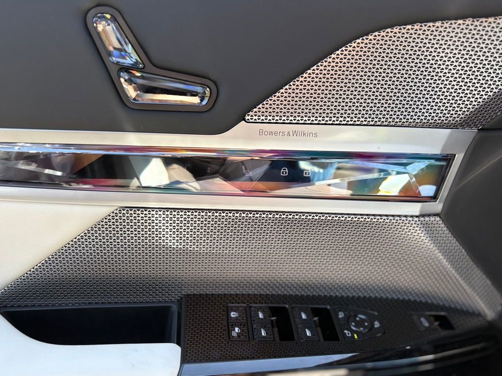 Used 2025 BMW 760i xDrive w/ Luxury Rear Seating Package image 17