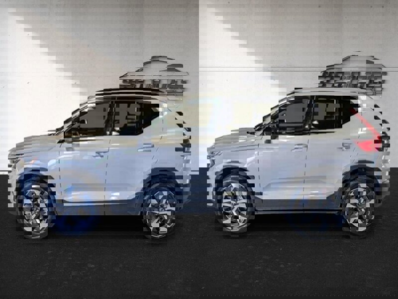 Used 2024 Volvo XC40 B5 Core image 7