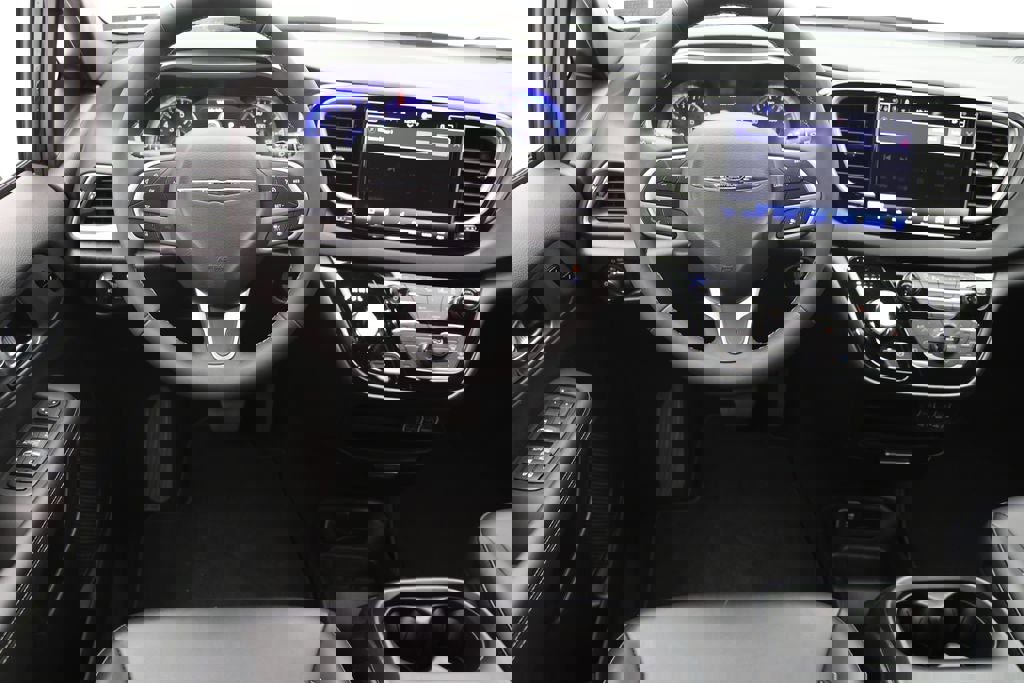 Used 2025 Chrysler Pacifica Select image 12