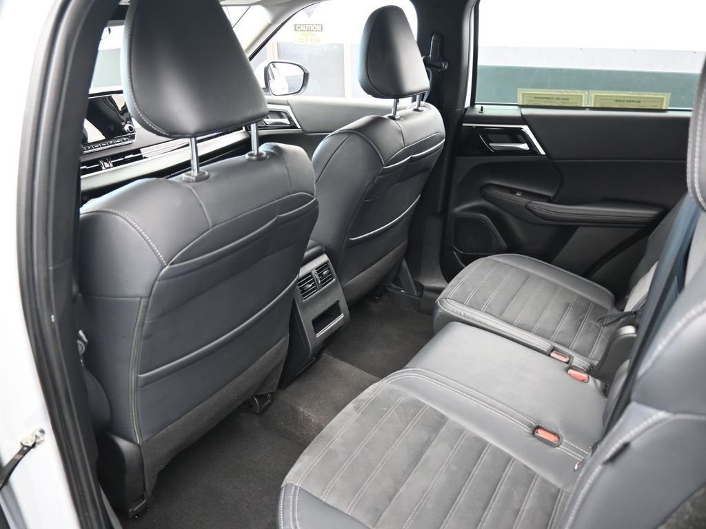 Used 2023 Mitsubishi Outlander SE image 39