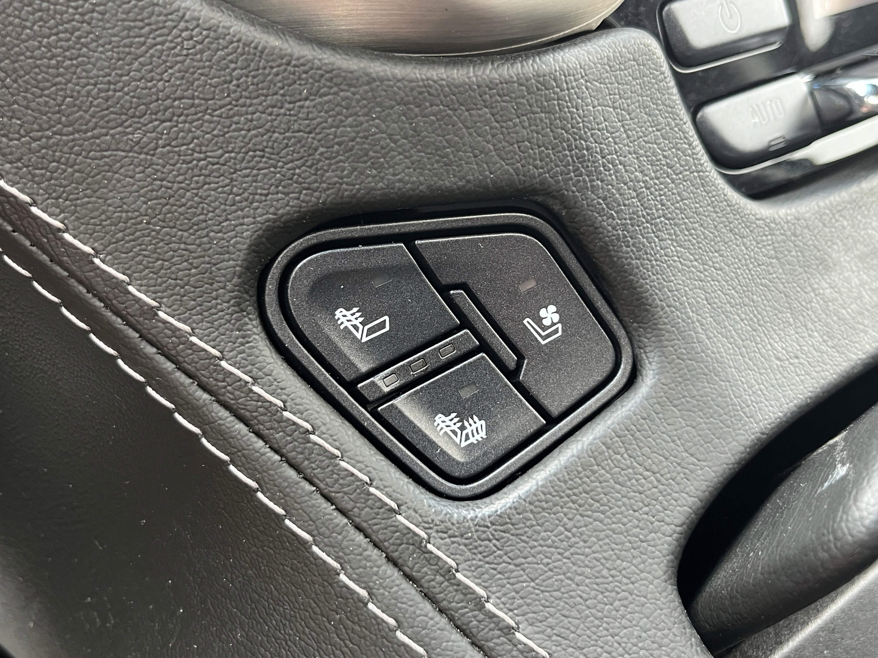 Used 2019 GMC Yukon Denali w/ Open Road Package AWD/4WD image 13