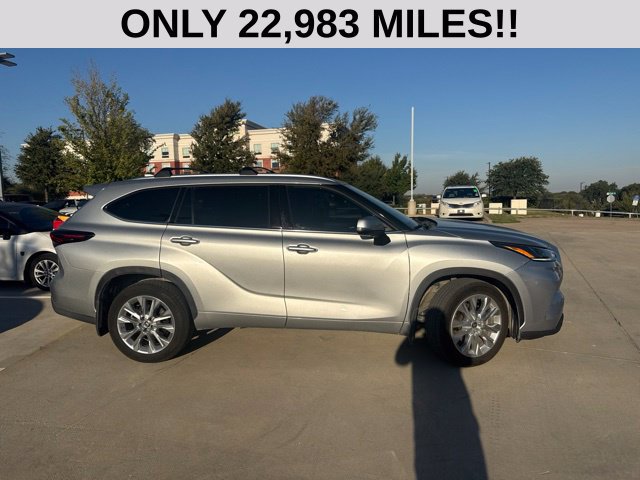 Used 2024 Toyota Highlander Limited FWD image 2