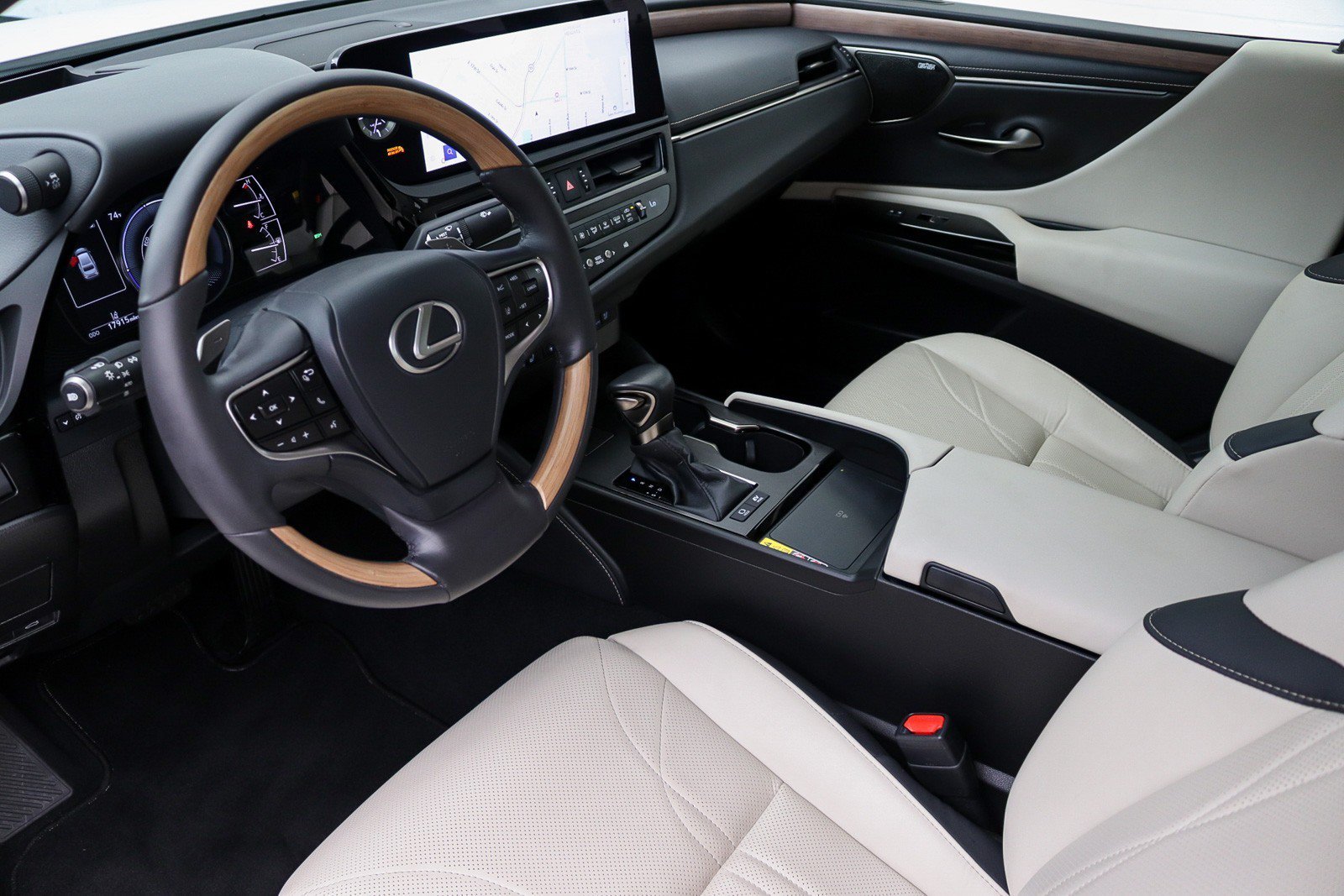 Used 2024 Lexus ES 300h w/ Luxury Package FWD image 22
