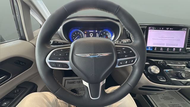 Used 2022 Chrysler Pacifica Touring-L FWD image 12