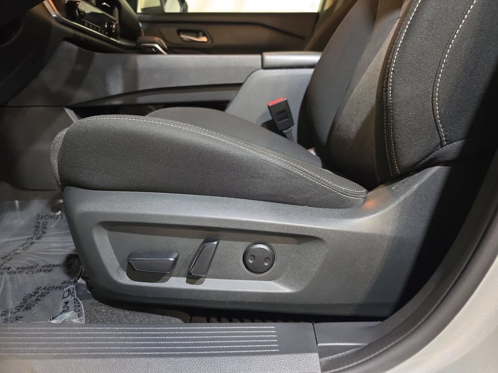 Used 2024 Nissan Rogue SV FWD image 14