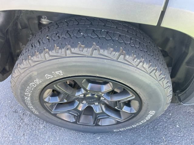 Used 2019 Jeep Cherokee Trailhawk w/ Comfort/Convenience Group AWD/4WD image 14