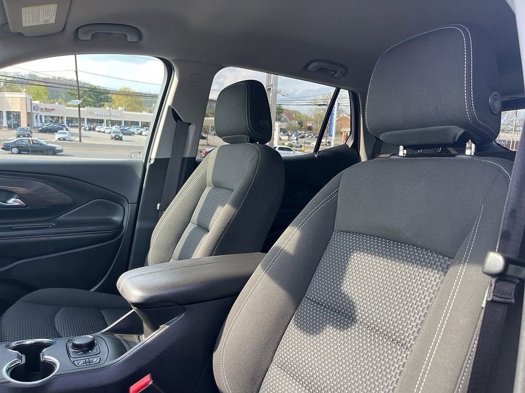 Used 2022 GMC Terrain SLE w/ Driver Convenience Package image 17