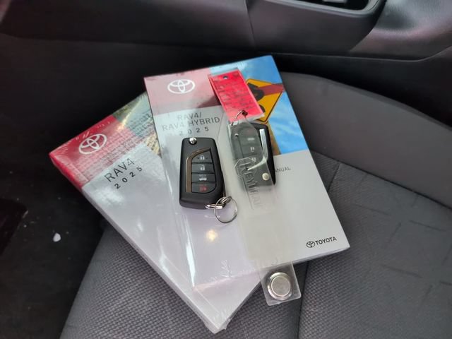 Used 2025 Toyota RAV4 XLE AWD/4WD video 3