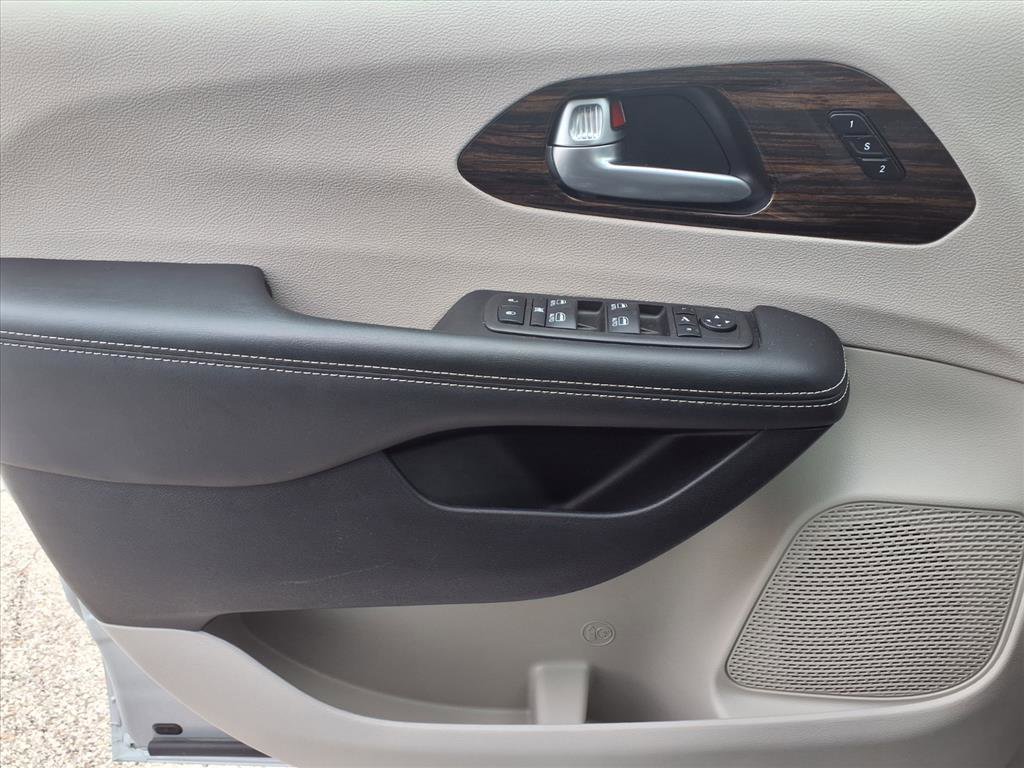 Used 2024 Chrysler Pacifica Limited image 23