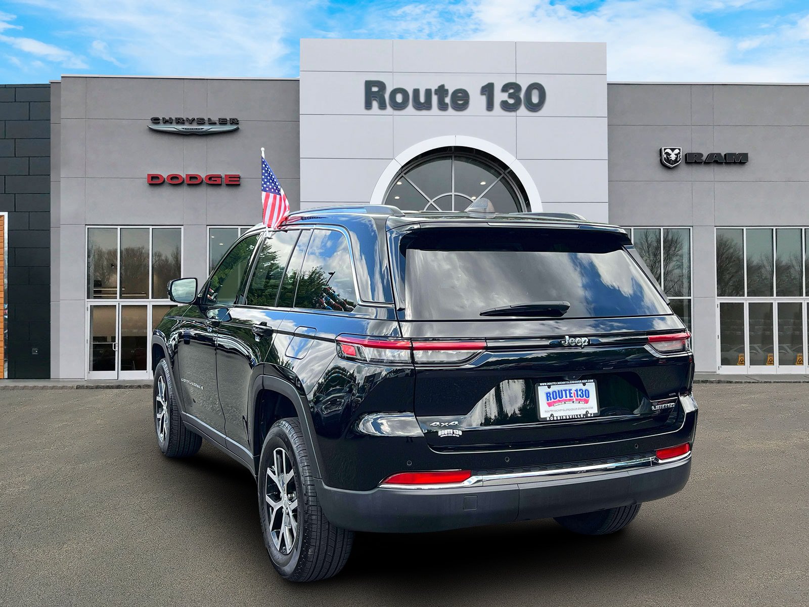 Used 2023 Jeep Grand Cherokee Limited AWD/4WD image 3