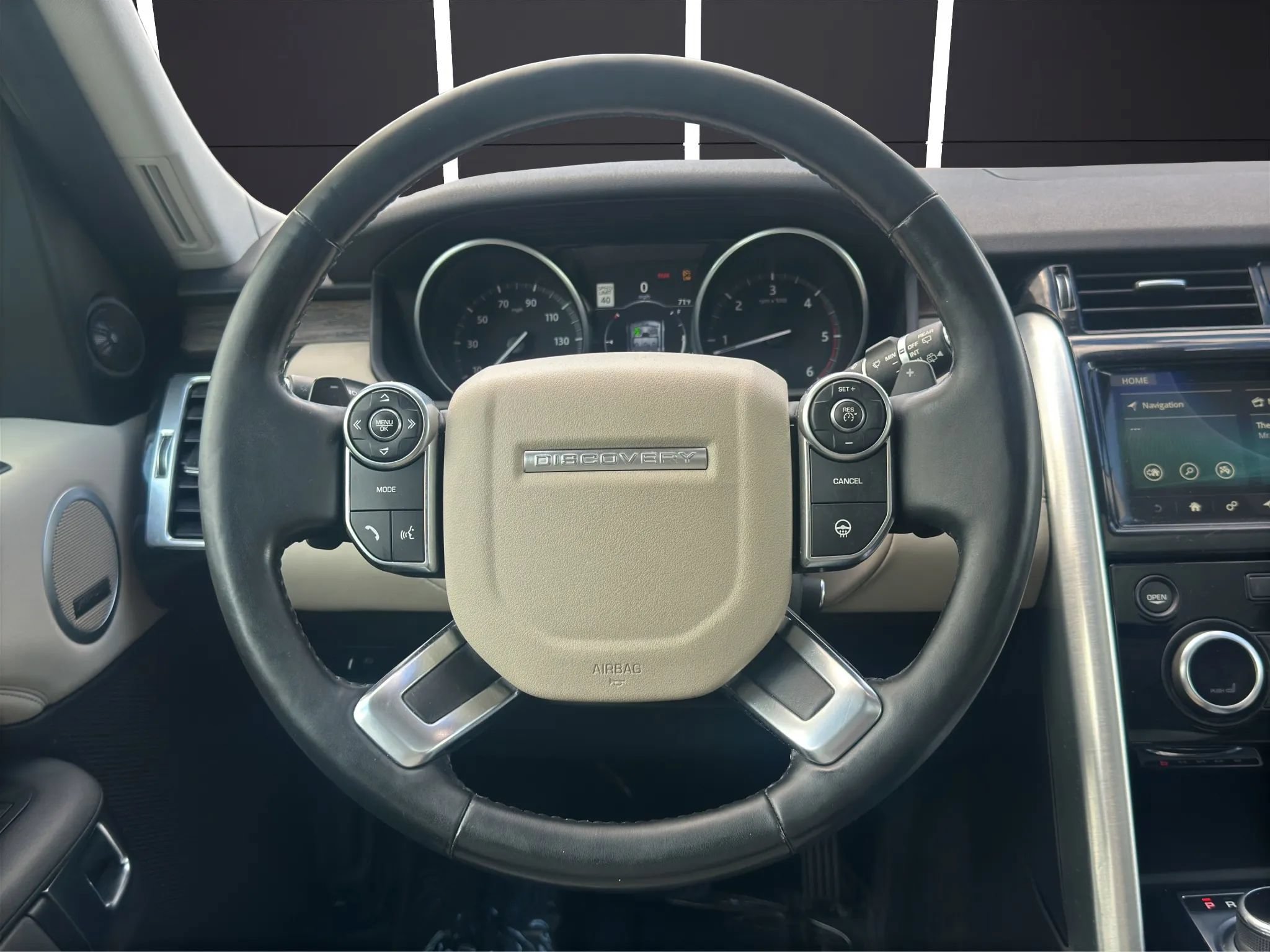 Used 2017 Land Rover Discovery HSE AWD/4WD image 24