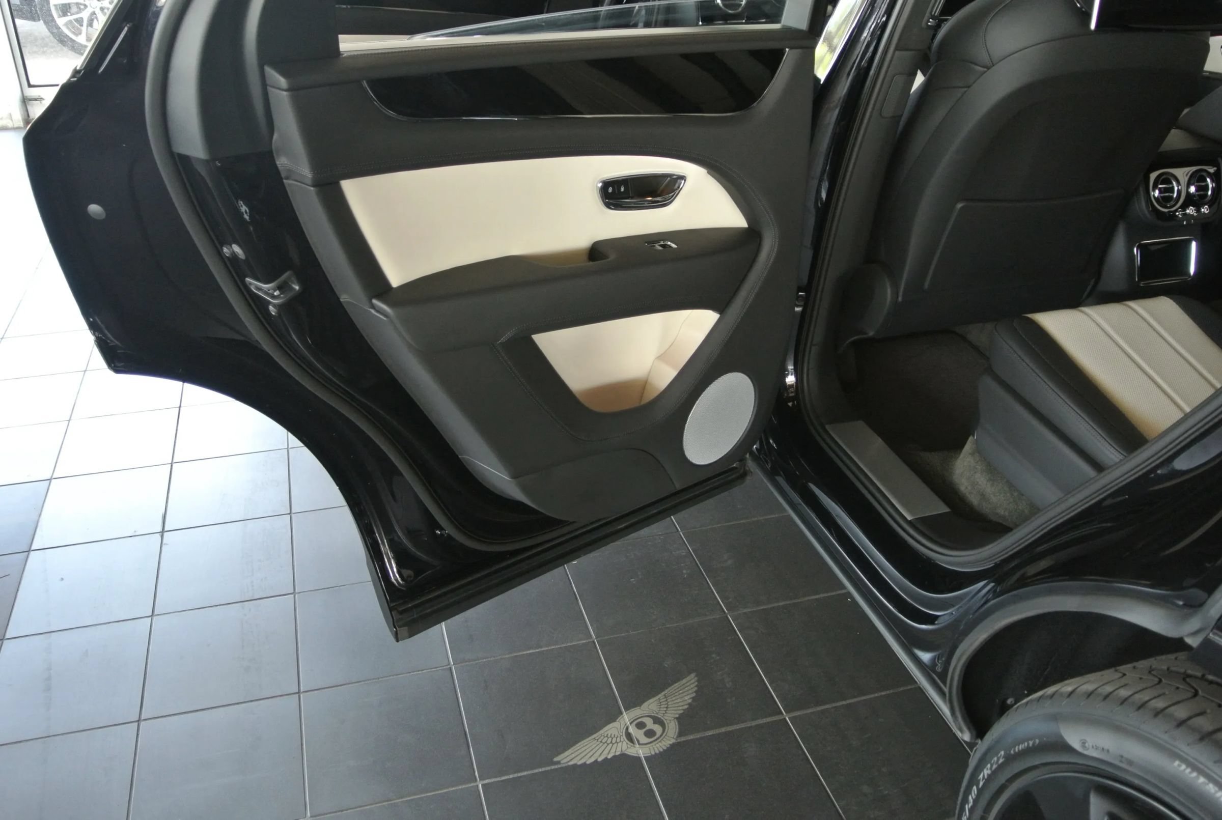 Used 2023 Bentley Bentayga AWD/4WD image 22