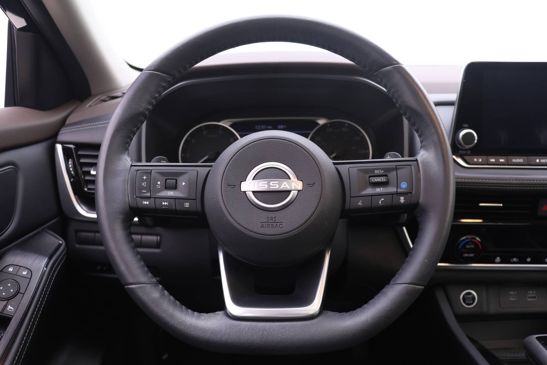 Used 2022 Nissan Rogue SV w/ SV Premium Package image 12