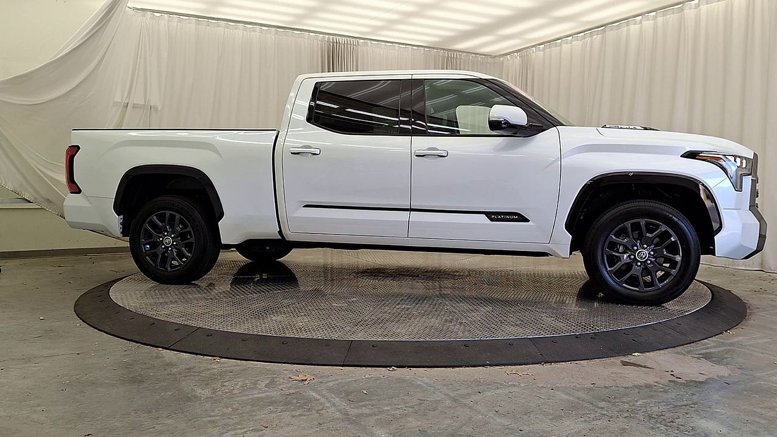Used 2022 Toyota Tundra Platinum w/ Advanced Package AWD/4WD image 10