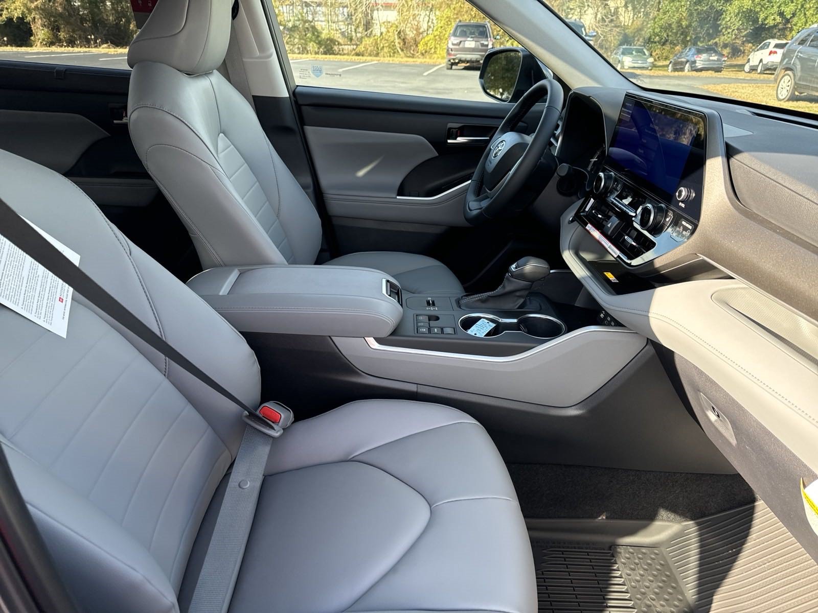 New 2025 Toyota Highlander XLE FWD image 35