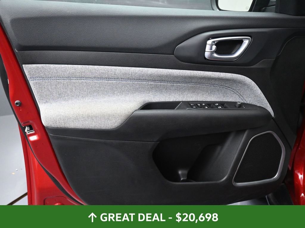 Used 2025 Jeep Compass Latitude image 32