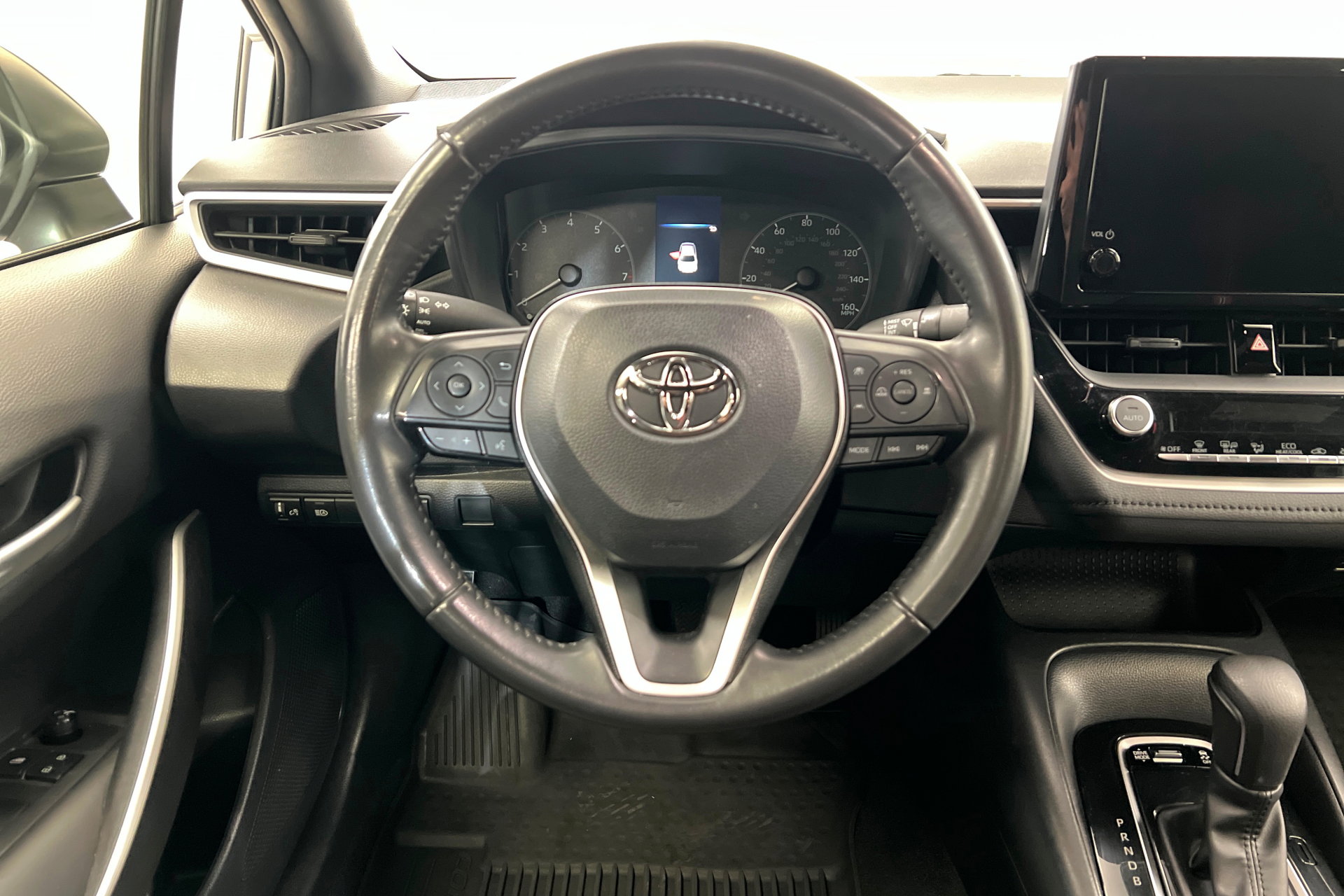 Used 2023 Toyota Corolla SE w/ SE Premium Package image 13