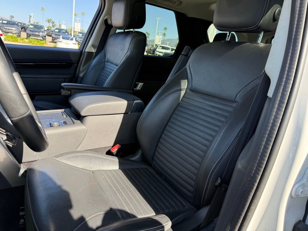 Used 2024 Land Rover Discovery S image 5