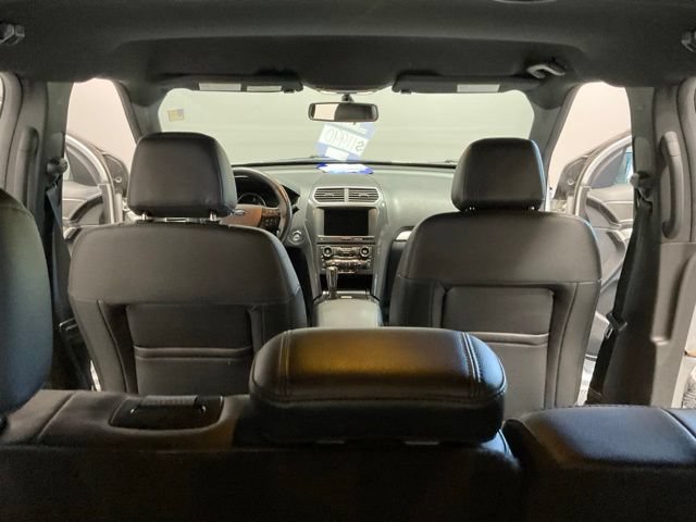 Used 2017 Ford Explorer XLT w/ Equipment Group 202A AWD/4WD image 27