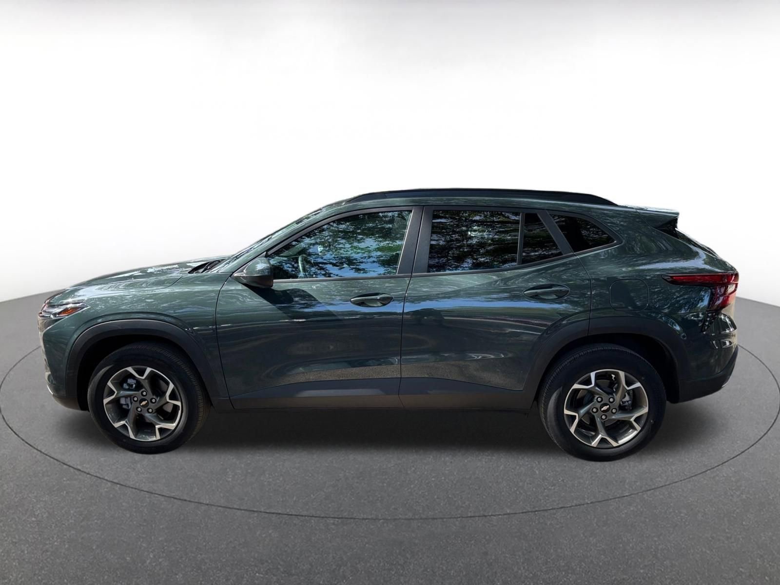 Used 2025 Chevrolet Trax LT w/ LT Convenience Package FWD image 4