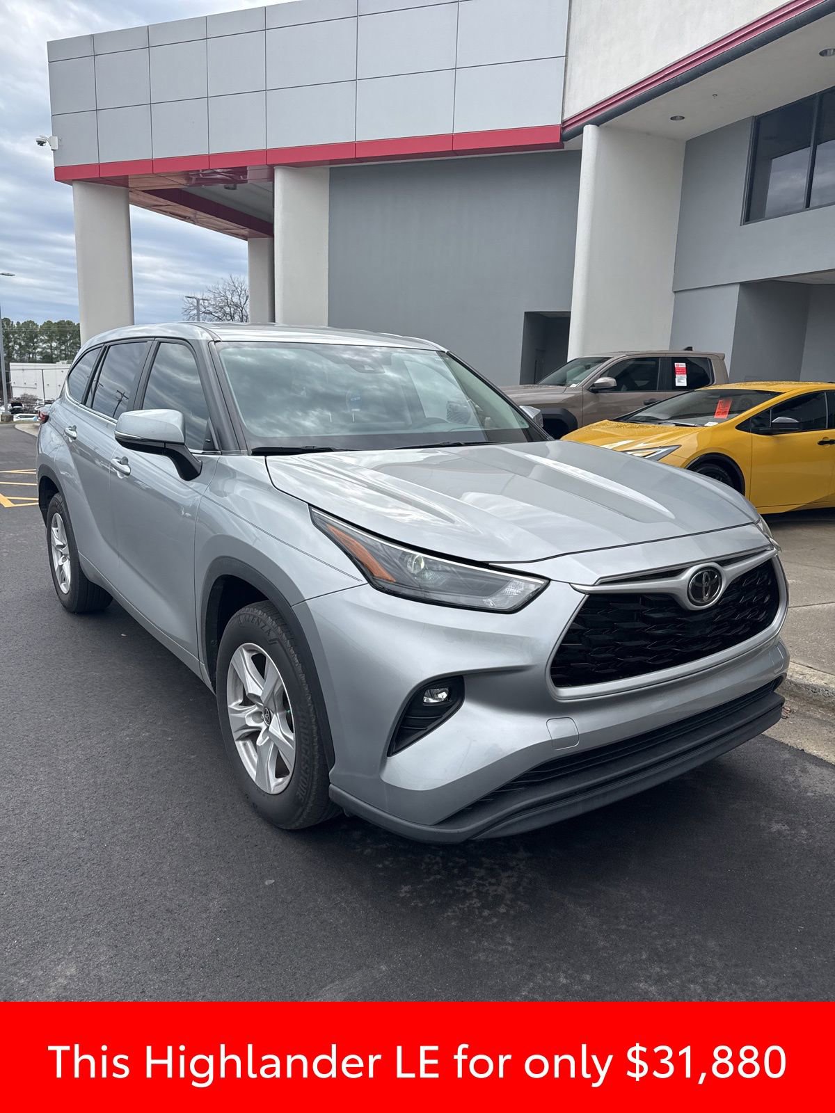 Used 2023 Toyota Highlander LE image 3
