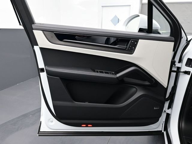 New 2026 Porsche Cayenne GTS image 7