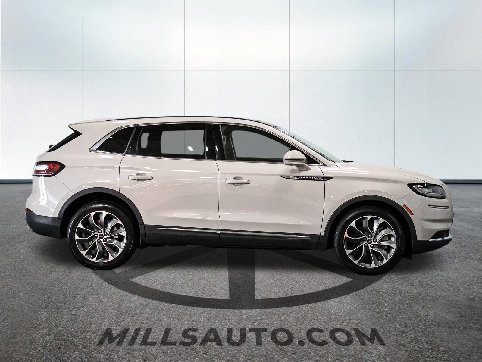 Used 2022 Lincoln Nautilus Reserve AWD/4WD image 9