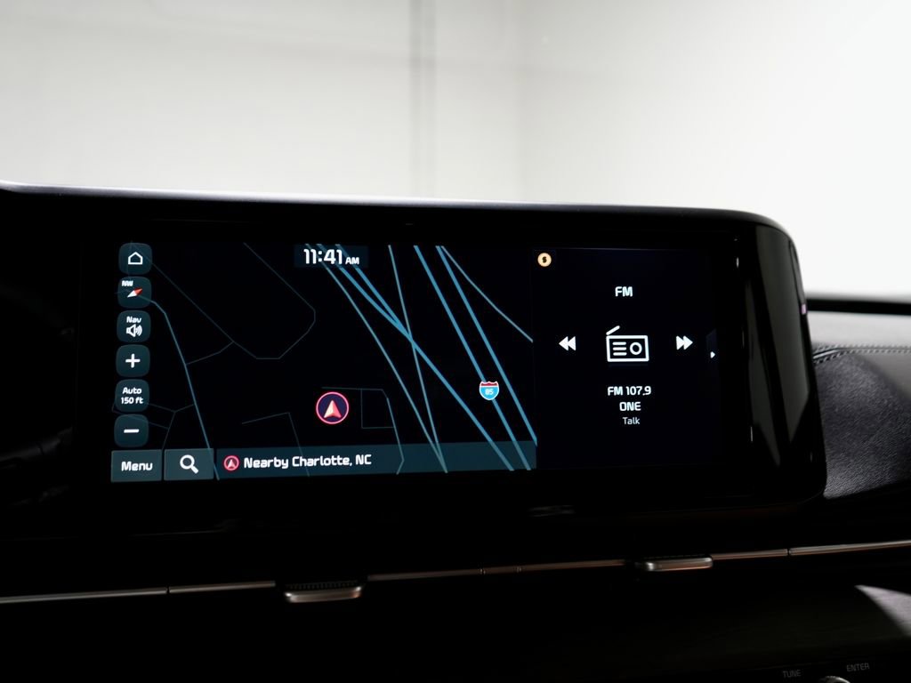 Used 2023 Kia Carnival EX image 4