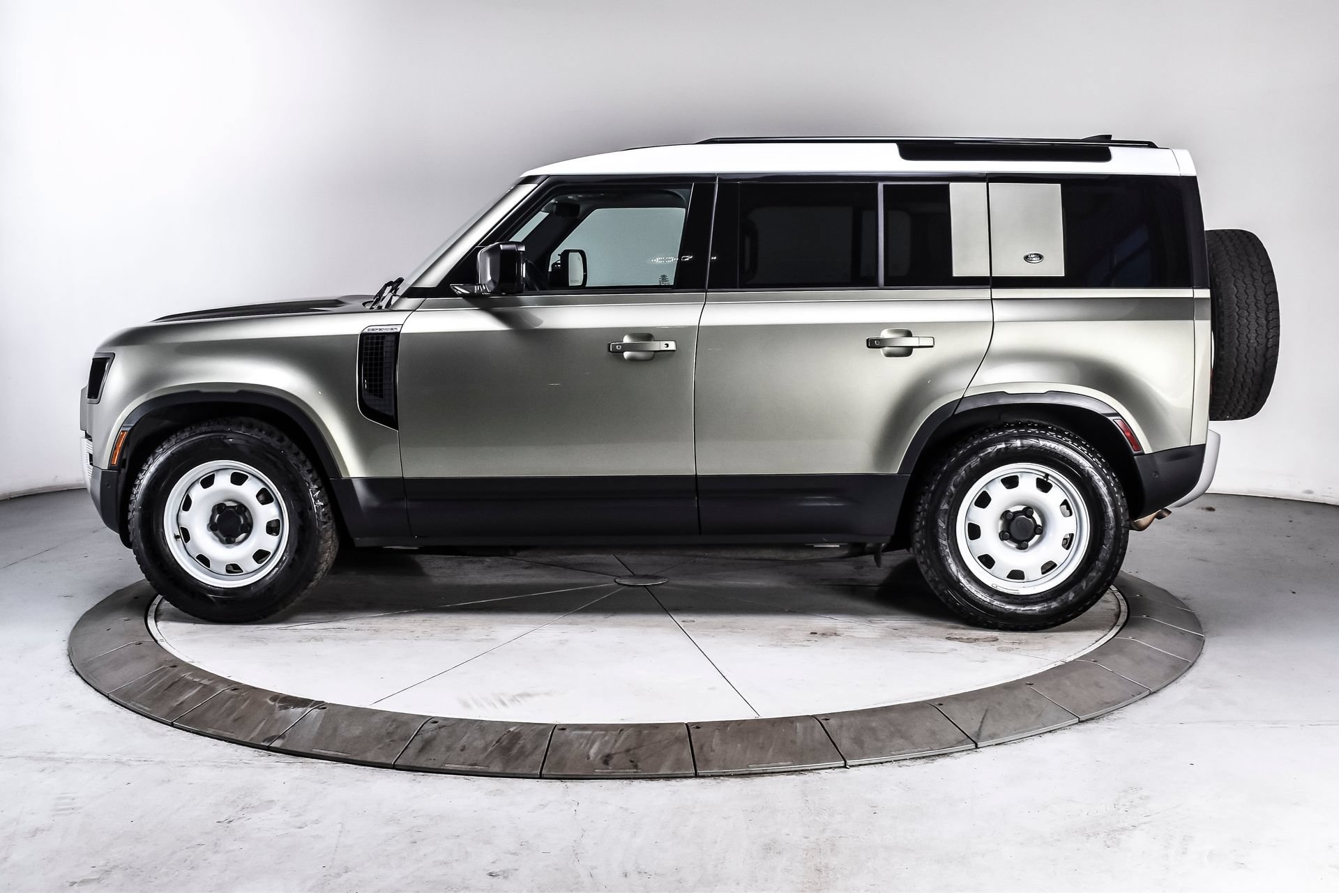 Used 2024 Land Rover Defender 110 S AWD/4WD image 2