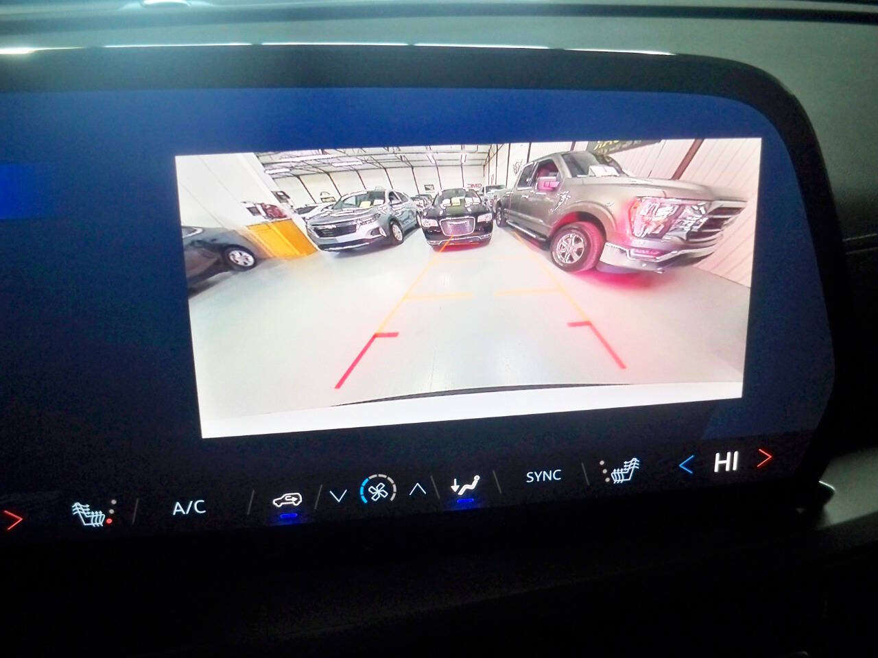 Used 2025 Chevrolet Traverse LT w/ LPO, Floor Liner Package FWD image 6