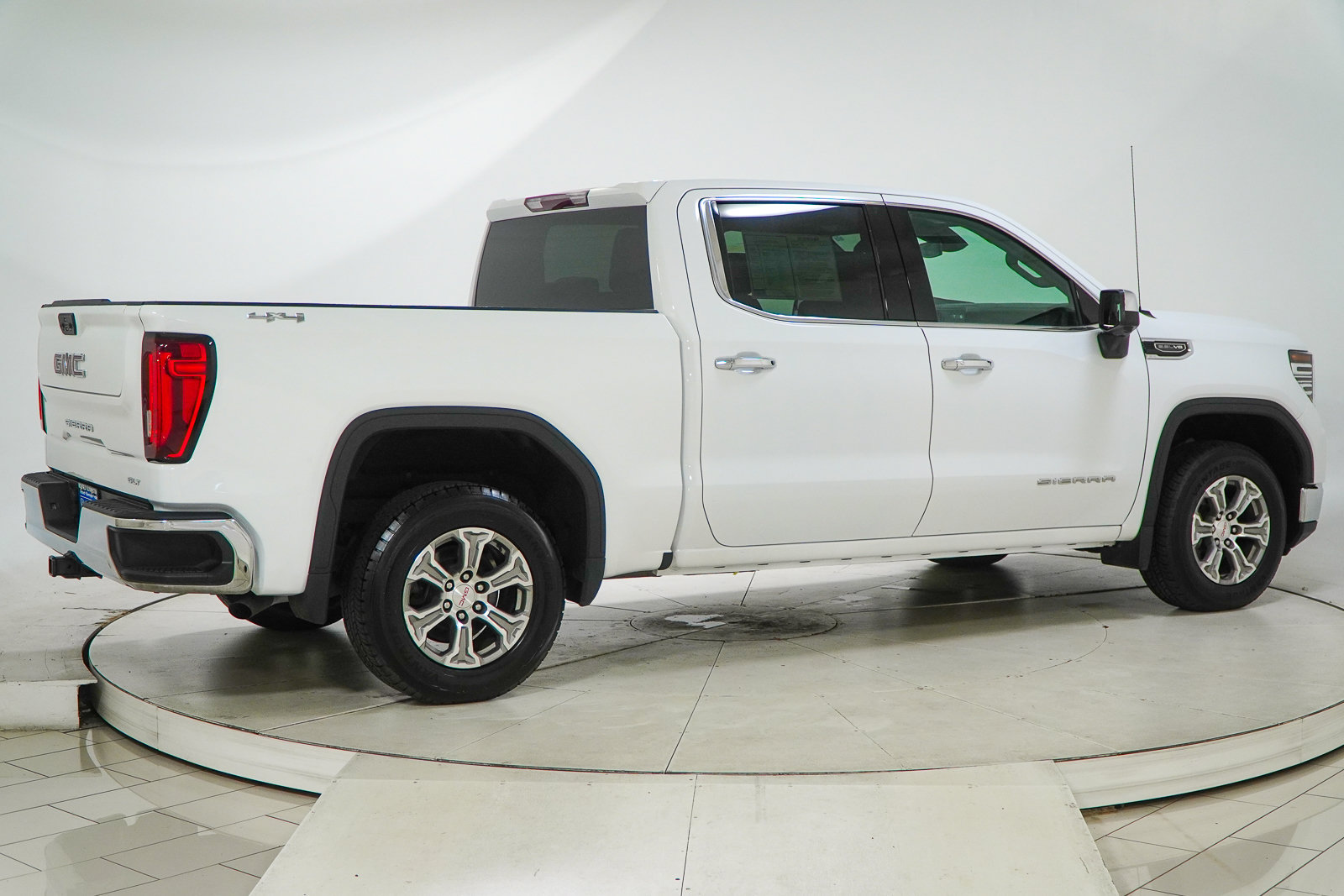 Used 2024 GMC Sierra 1500 SLT AWD/4WD image 10