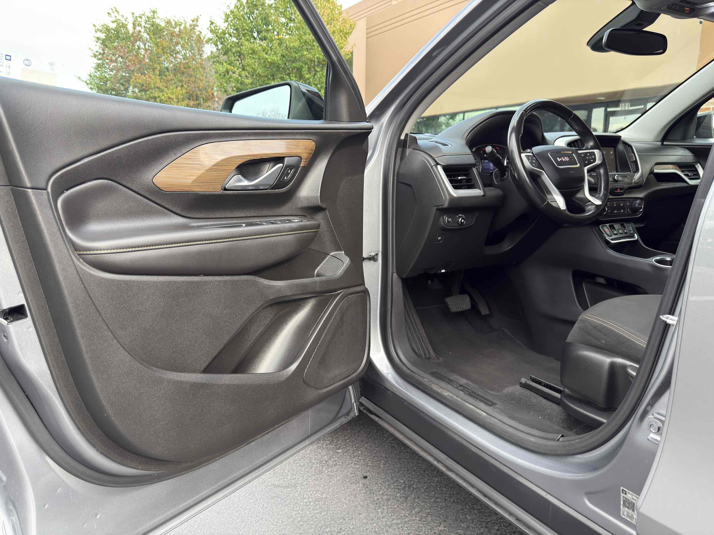 Used 2020 GMC Terrain SLE w/ Elevation Edition image 29