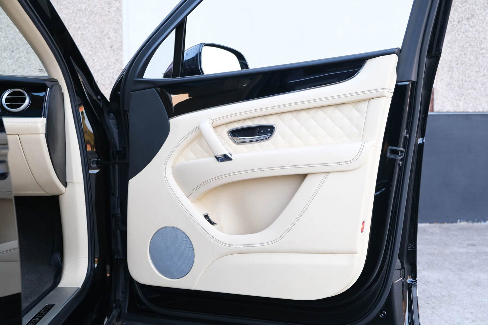 Used 2018 Bentley Bentayga image 30