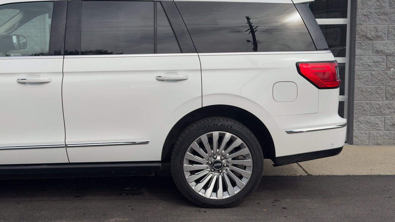 Used 2021 Lincoln Navigator Reserve w/ Luxury Package AWD/4WD image 3