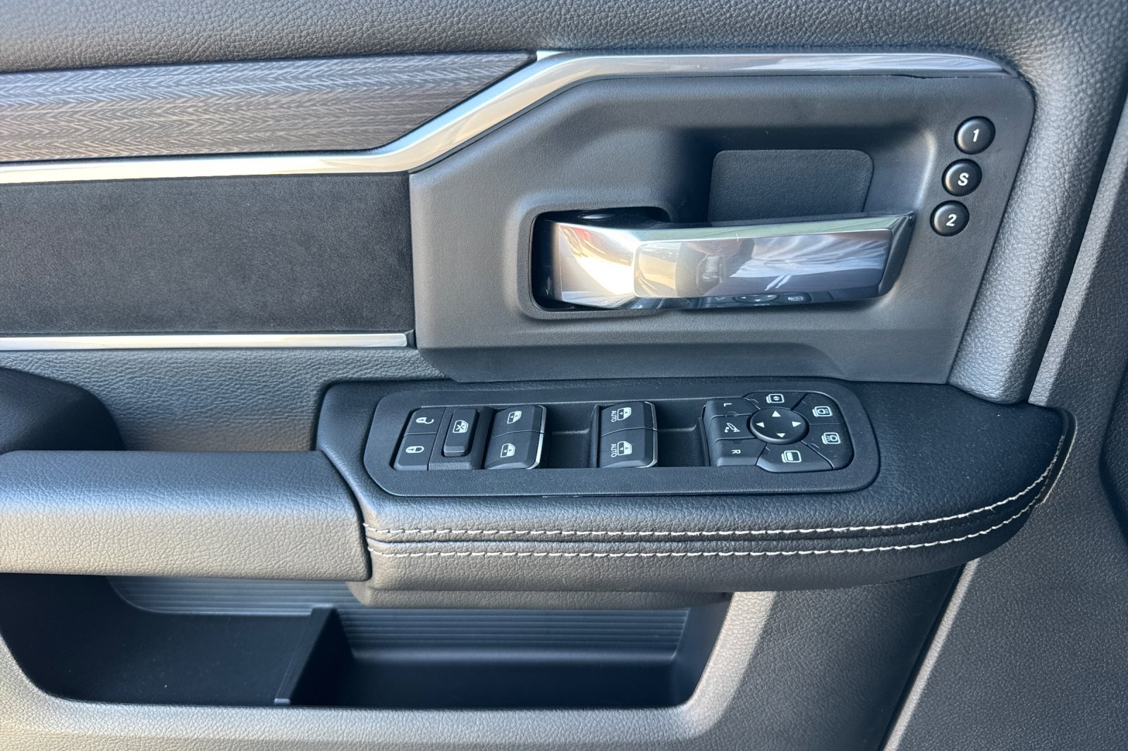 New 2026 RAM 3500 Laramie AWD/4WD image 10