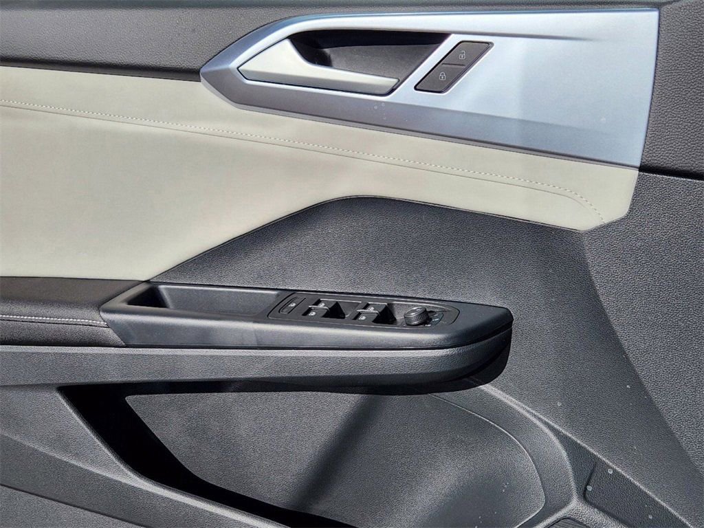 New 2025 Volkswagen Taos SE image 4